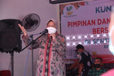 Risma Dirikan Sentra...