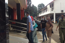 Nenek Pelempar Botol...