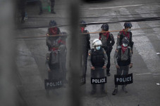 Cari Demonstran, Pasukan...