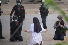 Berlutut Hadang Polisi...