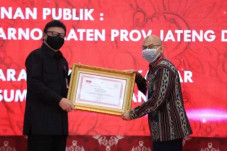 Tjahjo Kumolo Beri Penghargaan...