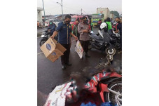 Senggolan di Jalan Raya...
