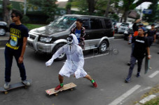 Lagi, Satpol PP Bubarkan...
