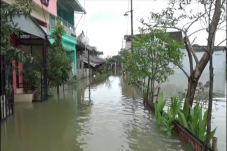 Tanggul Jebol, Ratusan...