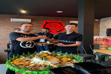 Bos Mie Setan yang Berperilaku...