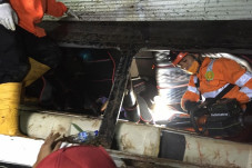 Terjepit Badan Bus,...