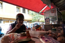 Anies Posting Makan...