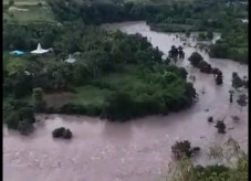 Banjir Hanyutkan Jembatan...