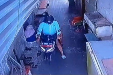 Lagi Main HP di Gang...