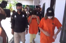2 Wanita Cantik Tega...