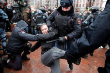 Polisi Rusia Gerebek...