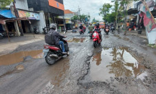 Banyak Jalan Rusak di...