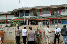 Pemilik Pagar Beton...