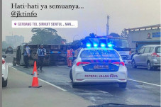 Minibus Terguling di...
