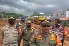 Satpol PP Lepas Segel...