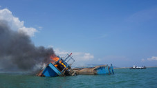 Nyolong Ikan di Laut...
