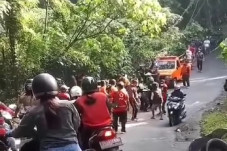 3 Orang Sekeluarga Terjun...
