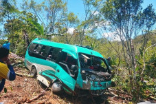 Minibus Angkut Ibu-ibu...