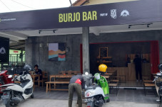 Buka Burjo Bar, Arya...