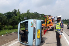 Pecah Ban, Angkot Terbalik...