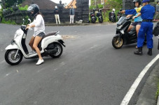 Duh! 5 Bule Didenda...