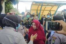 Tak Diberi Izin Masuk...