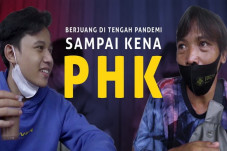Sambil Mainkan Gitar,...