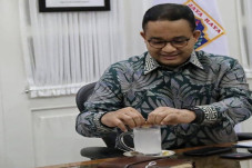 Sambil Memeras Jeruk...