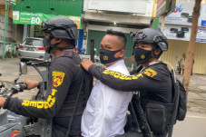 Mengaku Anggota Polri,...