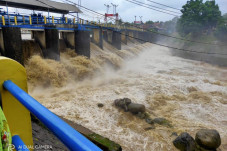 Katulampa Siaga 4, Warga...