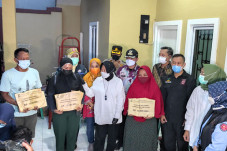 Mensos Risma Berikan...