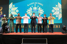 Hadiri Pelantikan KADIN...