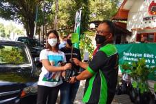 Dua Wanita Cantik Ini...