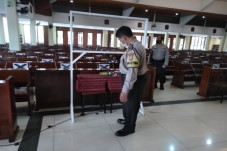 Waspada Teror, Penjagaan...
