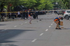 Makassar Gempar, Kardus...