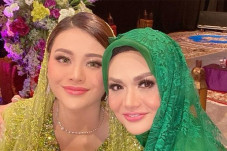 Dengan Suara Bergetar,...