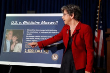 Epstein Perkosa Wanita...