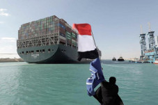 Terusan Suez Tersumbat,...
