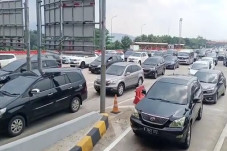 Terjadi Lonjakan, Gerbang...
