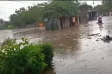 Diterjang Banjir, Tiga...