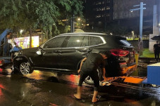 BMW dan Alphard Tabrakan...