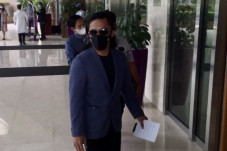 Pakai Jas Biru dan Kacamata...