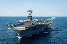 Kapal Induk Eisenhower...