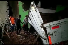 Truk Berisi Penuh Batu...