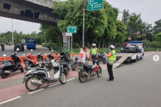 Pakai Knalpot Bising,...