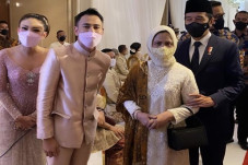 Tas Kulit Hitam yang...