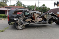 Tabrak Truk dengan Kecepatan...