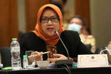 Bupatinya Perempuan,...