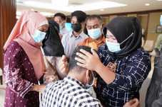 Kemlu Serah Terimakan...