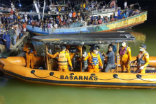 15 Orang Masih Hilang,...